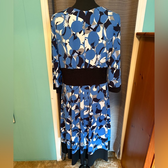 Women’s dress - Picture 4 of 7